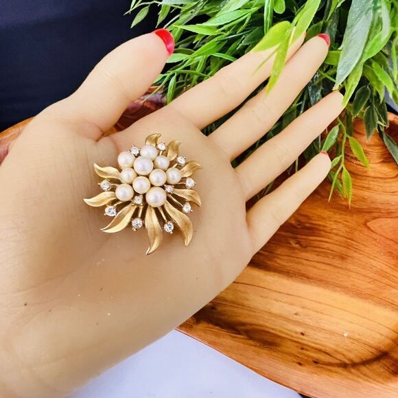 Vintage Crown Trifari Brooch Gold T Faux Pearls Rhinestones Flower Floral 4445 - Picture 2 of 8